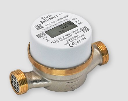 Fotografía de catálogo del contador Sontex Superaqua 1: cuerpo de latón con dos racores y la esfera blanca con pantalla en la parte superior
